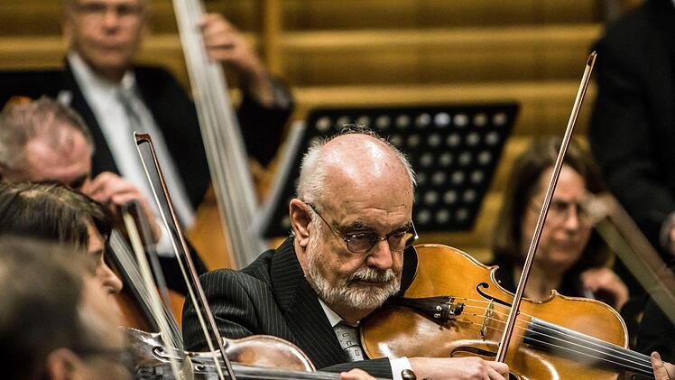 Das Orchester der Musikfreunde Neustadt unter Leitung von Hans Stähli beeindruckte mit seinem Sinfoniekonzert in der Mehrzweckhalle Heubischer Straße.Foto: Jochen Berger