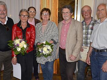 Der Ski-Club ehrte die Jubilare (von links) Gerhard Weippert, Hannelore Weippert, Christine Emmerich, Christel Rompf, Wolfgang Rompf, Herbert Waldherr, mit im Bild Richard Fix.  Jürgen Tenschert