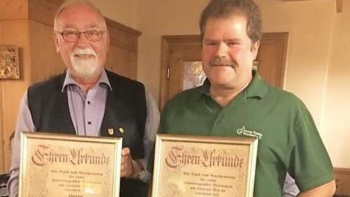 Der Gesangverein Walsdorf dankte Karl Kachelmann (li.) und Roland Mahr mit der Ernennung zu Ehrenvorsitzenden. Foto: privat
