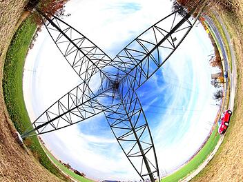 Die Höchstspannungstrasse "Südlink" sollte ursprünglich mit riesigen  Masten oberirdisch laufen. Doch das hat sich ja nun erledigt, denn sie ist auf weiten Strecken unterirdisch geplant. Unser Foto ist Panoramaaufnahme innerhalb eines großen Strommastes.Dieter Britz