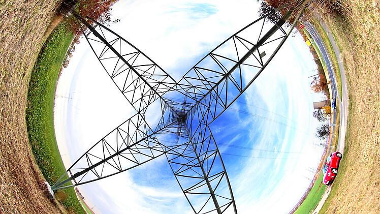 Die Höchstspannungstrasse "Südlink" sollte ursprünglich mit riesigen  Masten oberirdisch laufen. Doch das hat sich ja nun erledigt, denn sie ist auf weiten Strecken unterirdisch geplant. Unser Foto ist Panoramaaufnahme innerhalb eines großen Strommastes.Dieter Britz