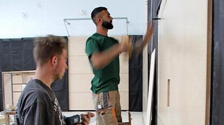 Die Sporthallensanierung in Röttenbach geht in die Endphase. Derzeit werden die Prallwände montiert, dann fehlt nur noch der Sportboden. Die Fußbodenheizung ist bereits verlegt. An der federnden Unterkonstruktion werden die Tischlerplatten befestigt (unteres Bild), die für den Brandschutz speziell behandelt wurden.  Fotos: Franziska Rieger