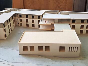 Dieses Modell hat das Bamberger Architekturbüro Gick für das Seniorenwohnheim erstellt. Von der Talseite aus soll das Gebäude vierstöckig erscheinen, von der Südseite aus (unser Bild) mit drei Ebenen. Auf dieser Seite wird sich auch der Eingang befinden. Fotos: Eckehard Kiesewetter