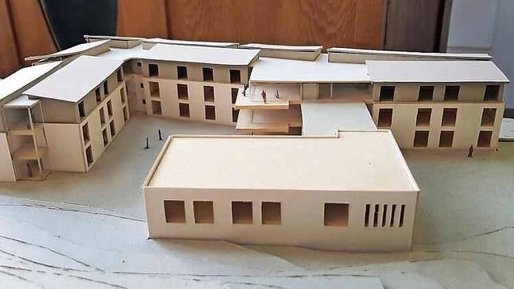 Dieses Modell hat das Bamberger Architekturbüro Gick für das Seniorenwohnheim erstellt. Von der Talseite aus soll das Gebäude vierstöckig erscheinen, von der Südseite aus (unser Bild) mit drei Ebenen. Auf dieser Seite wird sich auch der Eingang befinden. Fotos: Eckehard Kiesewetter