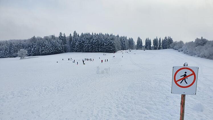 Au&szlig;er ein paar Rodlern nichts zu sehen: Die Liftanlage am Farnsberg (oberhalb des Schildes) ist abgebaut. Foto: Steffen Standke