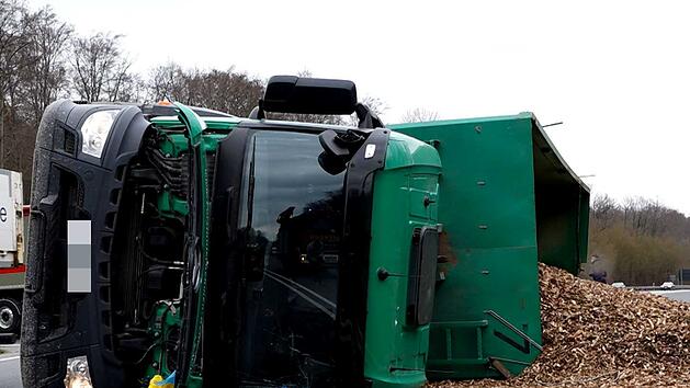 Ladung von Lastwagen landet auf Fahrbahn
