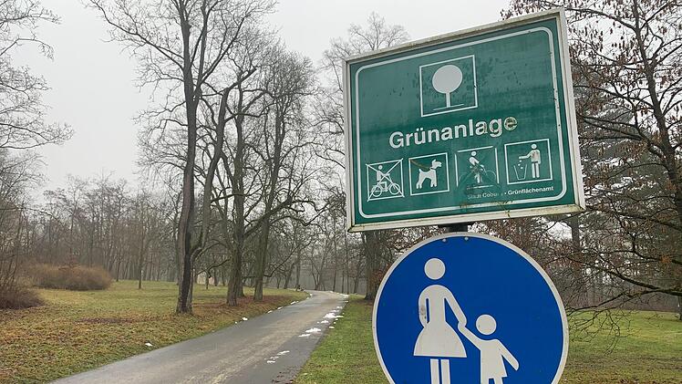 Im kompletten Coburger Hofgarten ist derzeit das Fahrradfahren verboten. Doch auf dem breiten Weg zwischen den Pavillons und der Veste wäre eigentlich sehr wohl Platz für Fußgänger und Radfahrer, finden die Grünen.