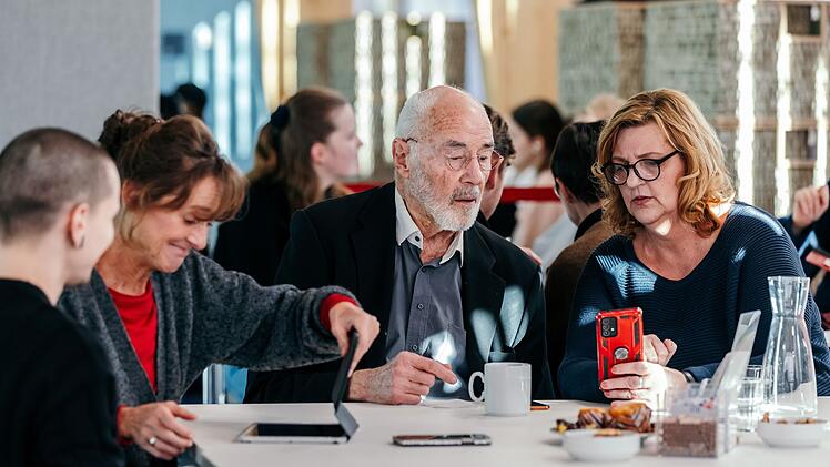 "Während die jungen Leute den Sprint machen, mache ich Alters-Jogging hinterher", erklärt Sabine (Zweite von links.