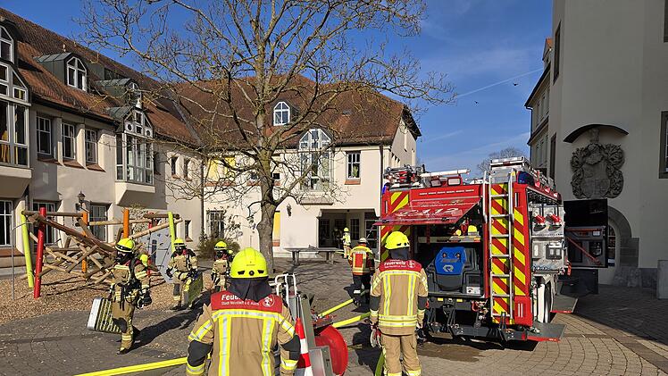 Neustadt/Aisch: F&uuml;r Tiktok-Challenge? Unbekannter z&uuml;ndet Schul-Klo an