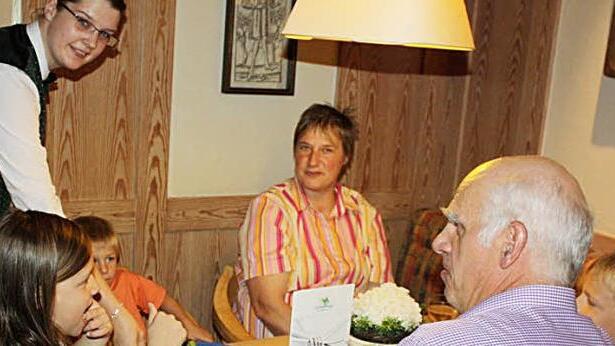 Janna Marquardt serviert im Hotel "Sonnenhügel" der Familie Helga und Alfons Kübler mit den Kindern Denise, Marcel und Simon (von links). Die  Servicefachkraft hat, wie die fast alle ihre  Kollegen, einen Vollzeitjob. Für  viele Restaurants und Kneipen mag anderes gelten.  Die setzen auf Haushilfen und Mini-Jobber.  Foto: Bartl