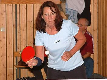 In der 2. Kreisliga trumpfte Elisabeth Seiler (TS Kronach III) auf. Sie blieb im Einzel und im Doppel m it Lisa Böhm ungeschlagen. Fotos: Hans Franz