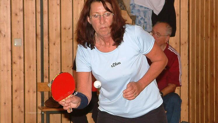 In der 2. Kreisliga trumpfte Elisabeth Seiler (TS Kronach III) auf. Sie blieb im Einzel und im Doppel m it Lisa Böhm ungeschlagen. Fotos: Hans Franz