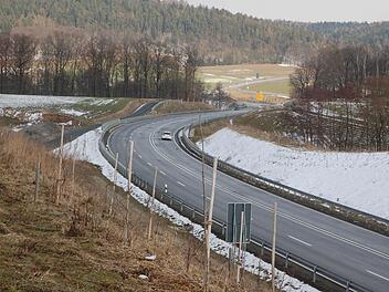 Dort, wo die Rödentaler Umgehung keinen Wildschutzzaun hat, entwickelte sie sich rasch zum Schwerpunkt für Wildunfälle im Stadtgebiet. Foto: Rainer Lutz