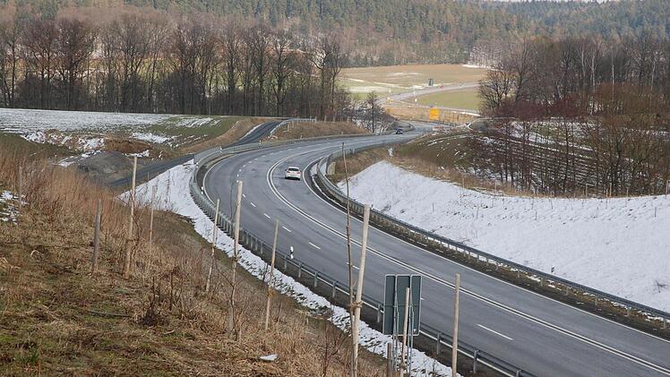 Dort, wo die Rödentaler Umgehung keinen Wildschutzzaun hat, entwickelte sie sich rasch zum Schwerpunkt für Wildunfälle im Stadtgebiet. Foto: Rainer Lutz