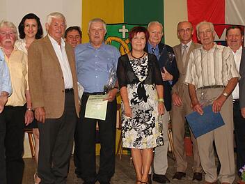 Für ihre langjährige Treue zur CSU wurden diese Mitglieder ausgezeichnet; Ewald Gunsenheimer, Walter Prediger, MdB Dorothee Bär, Ewald Baetz, Dieter Reisenweber, Werner Barthelmann, Vors. Birgit Finzel, Dr. Albert Meyer, Wilhelm Schneider, Erwin Bohla, Josef Demar, Thomas Habermann und stellvertretender Vorsitzender Robert Bohla. Fotos Günter Geiling