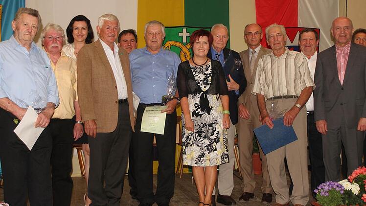 Für ihre langjährige Treue zur CSU wurden diese Mitglieder ausgezeichnet; Ewald Gunsenheimer, Walter Prediger, MdB Dorothee Bär, Ewald Baetz, Dieter Reisenweber, Werner Barthelmann, Vors. Birgit Finzel, Dr. Albert Meyer, Wilhelm Schneider, Erwin Bohla, Josef Demar, Thomas Habermann und stellvertretender Vorsitzender Robert Bohla. Fotos Günter Geiling