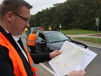 Philipp Legath studiert die Karte der Orte, an denen Autofahrer befragt werden.