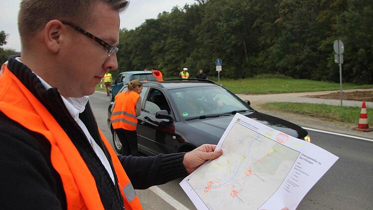 Philipp Legath studiert die Karte der Orte, an denen Autofahrer befragt werden.