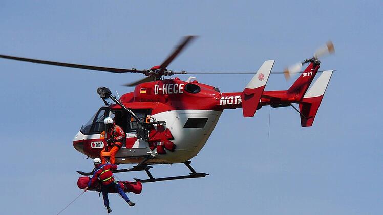 Geübt wird, den Luftretter mit der Seilwinde zum Verletzten hinunterzulassen.