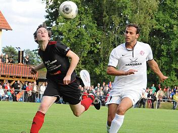 Wieder mit vollem Körpereinsatz: Der Reichenbacher Christian Pickel (links) gegen Adam Jabiri. Foto: Hopf