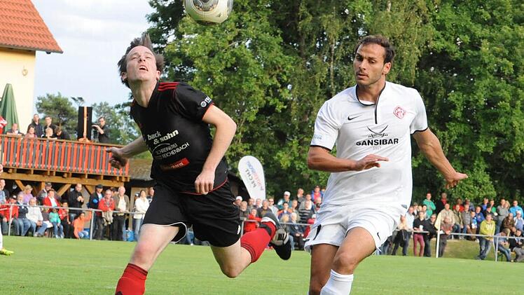 Wieder mit vollem Körpereinsatz: Der Reichenbacher Christian Pickel (links) gegen Adam Jabiri. Foto: Hopf