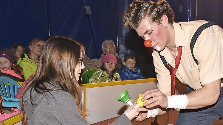 Bald zieht der Schulprojekt-Circus Julius Lauenburger, der in Wonfurt sein Winterquartier aufgeschlagen hat, weiter. Zuvor verzauberten André Lauenburger und seine Kinder Manoel (rechts), Chiara, Charlize und Marvin ihre Zuschauer im Zirkuszelt in Wonfurt. Foto: Ulrike Langer