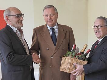 Ihren langj&auml;hrigen K&uuml;chenchef Hermann Uebelacker (von links) verabschiedeten Heinrich-Anton Seuffert (Gesch&auml;ftsf&uuml;hrer) und Joachim Hunger (Direktor) in den Ruhestand. Foto: Regena