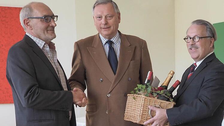 Ihren langjährigen Küchenchef Hermann Uebelacker (von links) verabschiedeten Heinrich-Anton Seuffert (Geschäftsführer) und Joachim Hunger (Direktor) in den Ruhestand. Foto: Regena