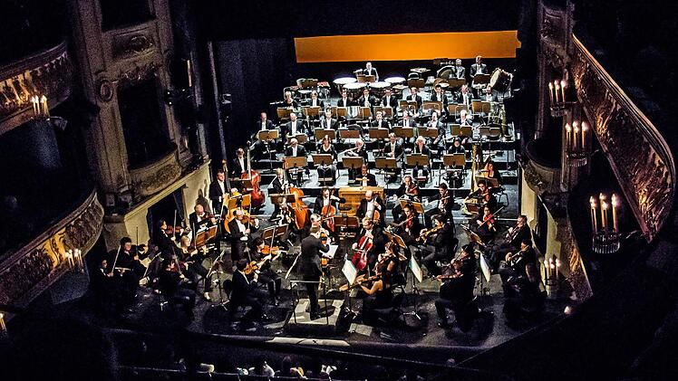 Unter Leitung von Roland Kluttig eröffnet das Philharmonische Orchester die neue Konzertsaison im Landestheater Coburg.Foto: Jochen Berger