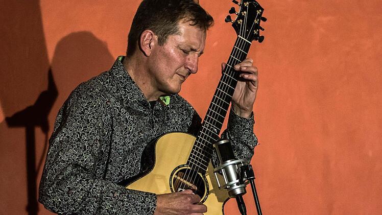 Der Gitarrist Thomas Schaller gastierte in der Reihe "Cultur im Contakt" in Coburg. Foto: Jochen Berger