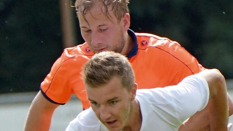 Der vierfache Kleintettauer Torsch&uuml;tze Andreas B&ouml;hnlein (hinten) versucht vergebens an den Ball zu kommen, den der Burgkunstadter Maximilian Stammberger abschirmt.  Foto: Gunther Czepera