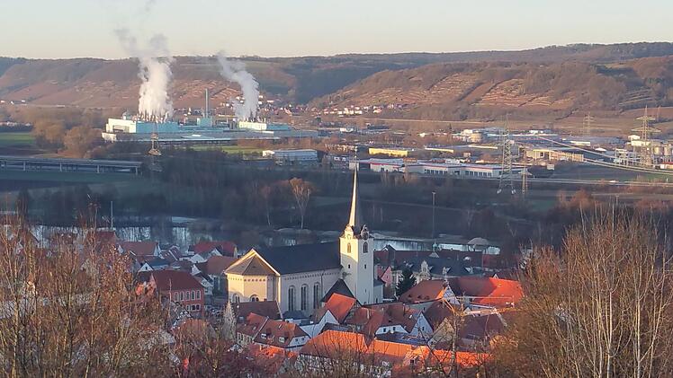 Einen zufriedenen Blick richtete Bürgermeister Michael Ziegler in seiner Jahresabschlussrede auf seine Stadt. Die Entwicklung sei gut, auch dank erfolgreicher Industrie- und Gewerbebetriebe. Unser Bild zeigt einen Blick auf die Altstadt, dahinter die Autobahn und das Industriegebiet.Sabine Weinbeer