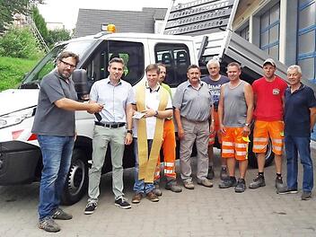 Pfarrer Matthias Steffel (3. v. l.) hat das Fahrzeug gesegnet. Mit dabei waren die Bauhofmitarbeiter und die drei Bürgermeister Torsten Gunselmann, Sebastian Schwarzmann und Reinhold Kotzer.  Foto: Mathias Erlwein