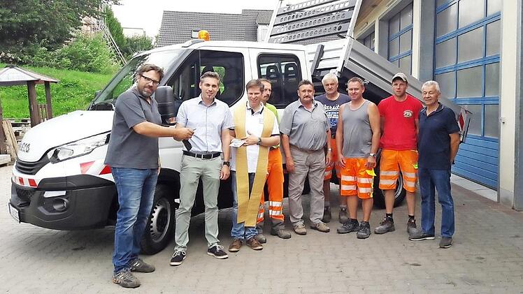 Pfarrer Matthias Steffel (3. v. l.) hat das Fahrzeug gesegnet. Mit dabei waren die Bauhofmitarbeiter und die drei Bürgermeister Torsten Gunselmann, Sebastian Schwarzmann und Reinhold Kotzer.  Foto: Mathias Erlwein