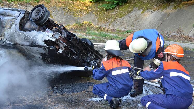 Die Winkelser Wehr, die über eine starke Jugendgruppe verfügt, der auch zahlreiche Mädchen angehören, wurde zum "Verkehrsunfall in der Kläranlage" gerufen. Foto: Peter Rauch