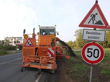 Da fliegt doch schon der Dreck weg: Mit einer Fräse wurde am Donnerstag das Bankett  bei Rossach für die  anstehende Oberbauerneuerung  frei gemacht.Foto: Berthold Köhler