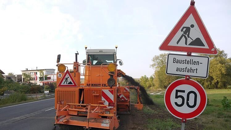 Da fliegt doch schon der Dreck weg: Mit einer Fräse wurde am Donnerstag das Bankett  bei Rossach für die  anstehende Oberbauerneuerung  frei gemacht.Foto: Berthold Köhler