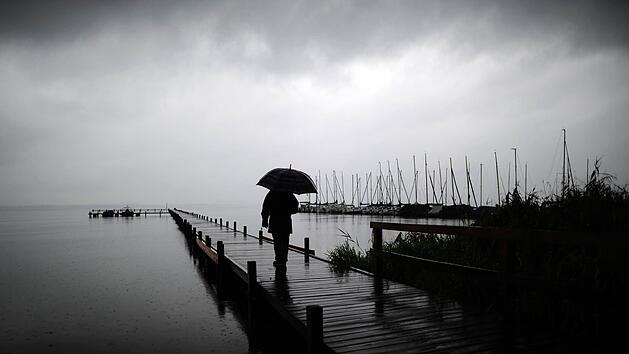 Nach vielen Überflutungen, umgestürzten Bäumen und anderen Verkehrsbehinderungen wird das Wetter ab Mittwoch etwas freundlicher und weniger nass. Symbolfoto: Alexander Körner/dpa