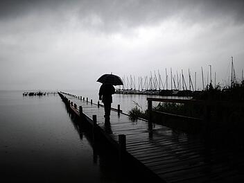 Nach vielen Überflutungen, umgestürzten Bäumen und anderen Verkehrsbehinderungen wird das Wetter ab Mittwoch etwas freundlicher und weniger nass. Symbolfoto: Alexander Körner/dpa
