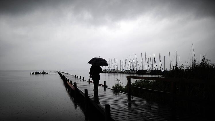 Nach vielen Überflutungen, umgestürzten Bäumen und anderen Verkehrsbehinderungen wird das Wetter ab Mittwoch etwas freundlicher und weniger nass. Symbolfoto: Alexander Körner/dpa