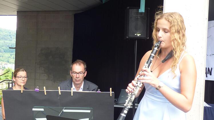Abiturientin Pauline Haas (Notendurchschnitt 1,4) aus Waischenfeld spielte zwei Musikstücke mit Lehrer Thomas Schreiber.