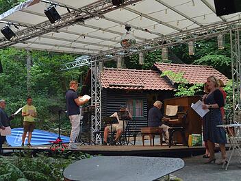 Proben mit Abstand: Die Künstler der Sommeroperette Heldritt singen sich für die Galakonzerte ein.  Foto: Gabi Bertram