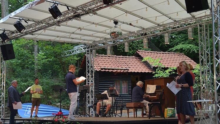 Proben mit Abstand: Die Künstler der Sommeroperette Heldritt singen sich für die Galakonzerte ein.  Foto: Gabi Bertram