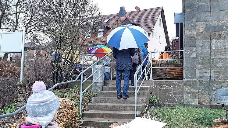 Abstand halten auf dem Weg zu einer Station in Roth  Foto: Corinna Tübel