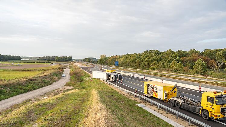 Unfall auf A3: Lkw mit 320 Schweineh&auml;lften kippt um - Einsatzkr&auml;fte werden bei Bergung kreativ