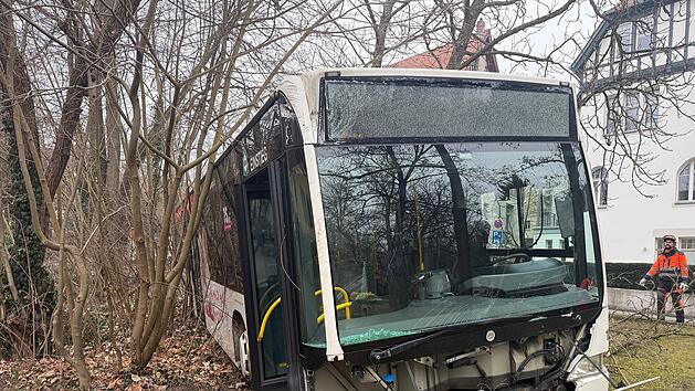 Coburg: Bus rollt pl&ouml;tzlich ohne Fahrer los - zwei Personen verletzt