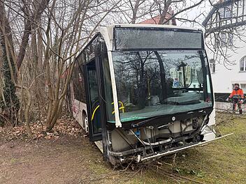 Coburg: Bus rollt plötzlich ohne Fahrer los - zwei Personen verletzt