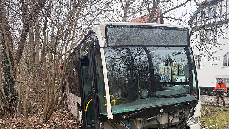 Coburg: Linienbus rollt plötzlich ohne Fahrer los
