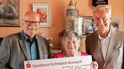 Bei der Spenden&uuml;bergabe an die Lebenswerkstatt Melkendorf (von links): Vorstand Lothar Seyfferth, Rita Reuschlein und Schatzmeister Stephan Pr&ouml;schold.
