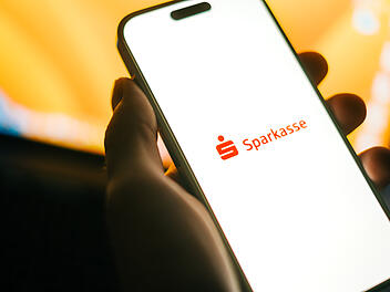 Sparkasse warnt Kunden: Das kann dich deine Kreditkarte kosten
